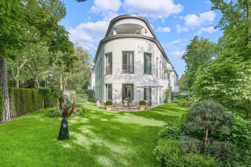 LUXURIÖSE NEUBAU-VILLA DIREKT AM PARK UND NUR WENIGE SCHRITTE ZUM GRUNEWALD LUXURIÖSE NEUBAU-VILLA DIREKT AM PARK UND NUR WENIGE SCHRITTE ZUM GRUNEWALD
