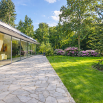 IKONISCHE BAUHAUS-VILLA MIT PARKÄHNLICHEM ANWESEN UND PRIVATEM POOL IN ABSOLUTER DAHLEM-BESTLAGE