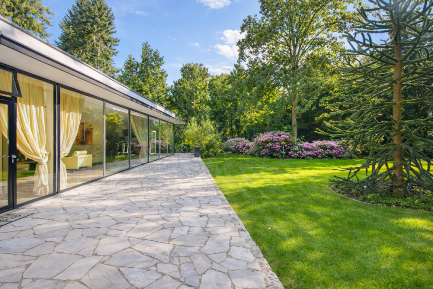 IKONISCHE BAUHAUS-VILLA MIT PARKÄHNLICHEM ANWESEN UND PRIVATEM POOL IN ABSOLUTER DAHLEM-BESTLAGE