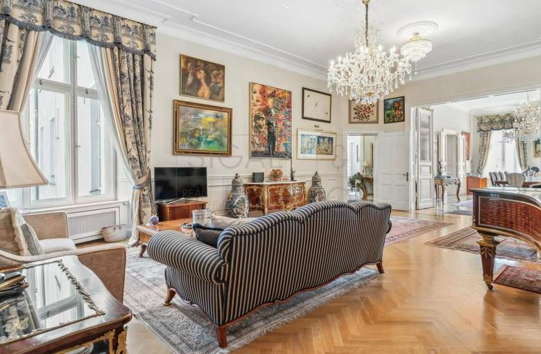 ELEGANTE ALTBAUWOHNUNG MIT 4,10 M DECKENHÖHE NAHE KU’DAMM