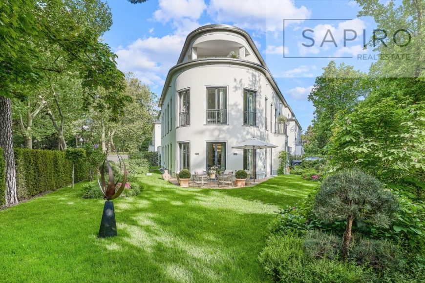 LUXURIÖSE NEUBAU-VILLA DIREKT AM PARK UND NUR WENIGE SCHRITTE ZUM GRUNEWALD LUXURIÖSE NEUBAU-VILLA DIREKT AM PARK UND NUR WENIGE SCHRITTE ZUM GRUNEWALD