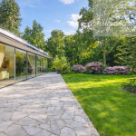 IKONISCHE BAUHAUS-VILLA MIT PARKÄHNLICHEM GARTEN, SPA-BEREICH UND POOL IN DAHLEM-BESTLAGE