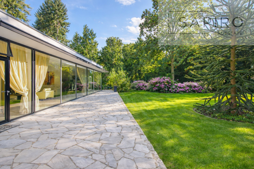 IKONISCHE BAUHAUS-VILLA MIT PARKÄHNLICHEM GARTEN, SPA-BEREICH UND POOL IN DAHLEM-BESTLAGE